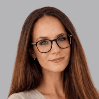 Frau mit Brille, professionell und selbstbewusst, im Büro.